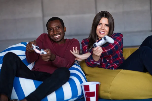 Jovem casal em casa jogando vídeo game juntos — Fotografia de Stock