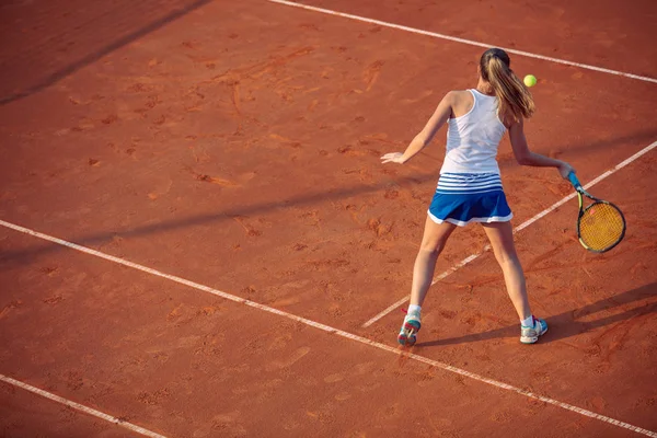 Kil üzerinde tenis oynayan genç bir kadın. Forehand. — Stok fotoğraf