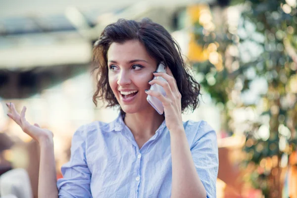 Bir kafede çalışıyor bir iş kadını samimi görüntüsü. Seçici odak.