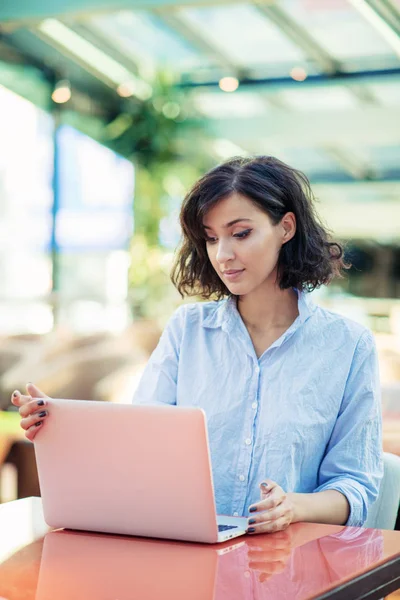 Fiatal és gyönyörű lány notebook és laptop ül egy kávézóban — Stock Fotó