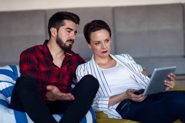 Casal feliz no amor surfar em tablet em casa — Fotografia de Stock