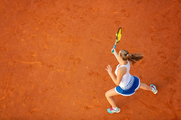 Maç sırasında sahada bir kadın tenisçi havadan çekilmiş. Tenis oynayan genç bir kadın. Yüksek açı görünümü. — Stok fotoğraf