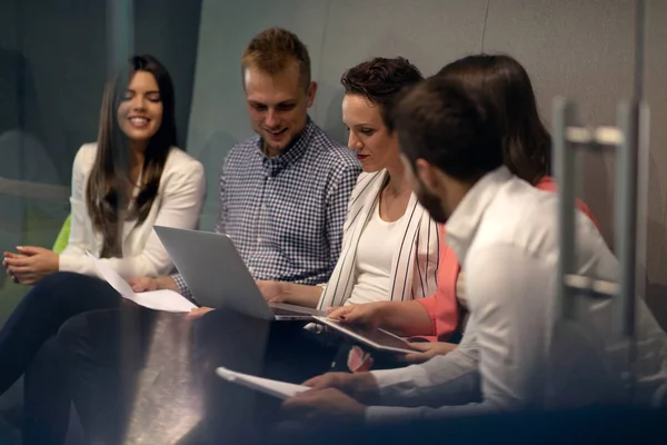 Modern ofis çok ırklı genç yaratıcı insanlar. Grup Genç iş adamları dizüstü bilgisayar, tablet, akıllı telefon, Not defteri ile birlikte çalışıyoruz.