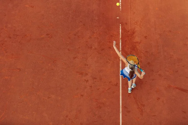Letecká střela tenisového hráče na nádvoří během utkání. Mladá žena hrající tenis. Pohled s vysokým úhlem. — Stock fotografie
