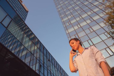 iş, iletişim, teknoloji ve insan kavramı - genç gülümseyen Afro-Amerikan işkadını smartphone City: çağrı