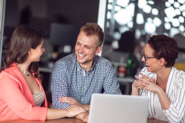 sunu için samimi bir gülümseyen genç çift ofis onun masasında oturmuş yatırım danışmanı