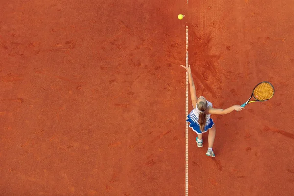 試合中にコート上の女子テニス選手の空中ショット。テニスをしている若い女性。高角ビュー. — ストック写真