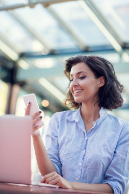 Selfie cep telefonu ile bir kafe açık havada, dizüstü bilgisayar ile otururken alarak oynak bir genç kız portresi