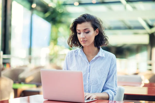 Fiatal és gyönyörű lány notebook és laptop ül egy kávézóban — Stock Fotó