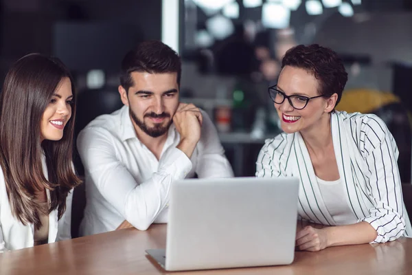 Par möte finansiell rådgivare för hem investeringen kontrakt — Stockfoto