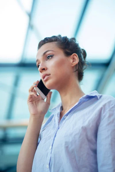 Krásná žena mluvila v mobilním telefonu na letišti — Stock fotografie