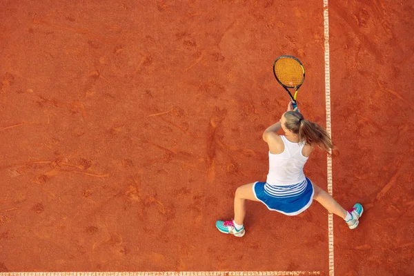 Maç sırasında sahada bir kadın tenisçi havadan çekilmiş. Tenis oynayan genç bir kadın. Yüksek açı görünümü. — Stok fotoğraf