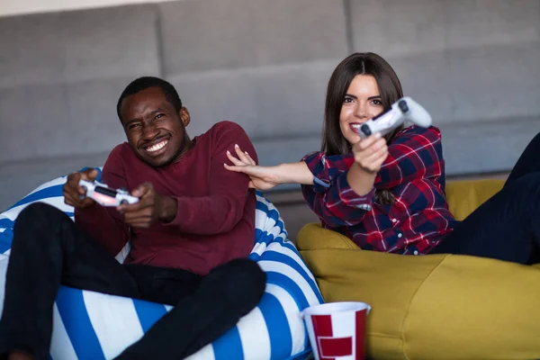 Pareja joven en casa jugando videojuegos juntos — Foto de Stock