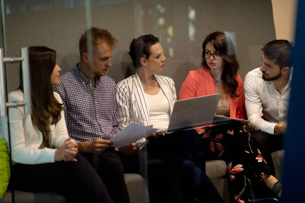 Jóvenes creativos multirraciales en la oficina moderna. Grupo de jóvenes empresarios están trabajando junto con el ordenador portátil, tableta, teléfono inteligente, portátil . — Foto de Stock