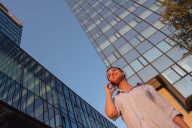 iş, iletişim, teknoloji ve insan kavramı - genç gülümseyen Afro-Amerikan işkadını smartphone City: çağrı