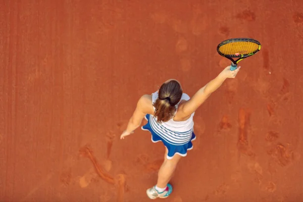 Tiro aéreo de una jugadora de tenis en una cancha durante el partido. Mujer joven jugando tenis.Vista de ángulo alto . — Foto de Stock