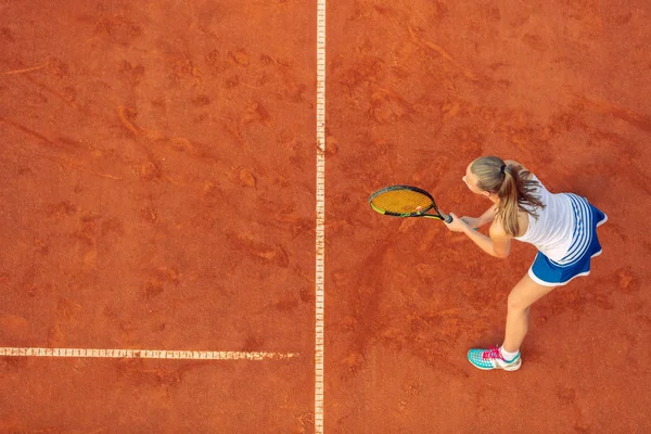 Maç sırasında sahada bir kadın tenisçi havadan çekilmiş. Tenis oynayan genç bir kadın. Yüksek açı görünümü. — Stok fotoğraf