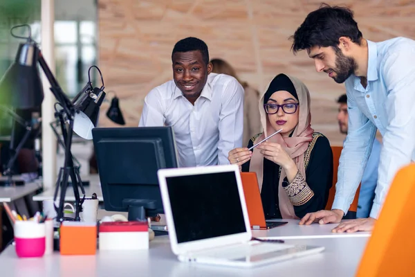 Multiethnic startup business team on meeting in modern bright office interior brainstorming, εργασία σε φορητό υπολογιστή και tablet — Φωτογραφία Αρχείου