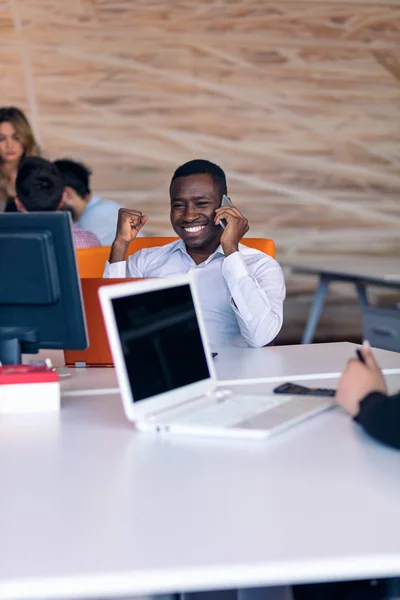 Glücklich lächelnd erfolgreicher afrikanisch-amerikanischer Geschäftsmann in einem modernen, hellen Startup-Büro drinnen — Stockfoto