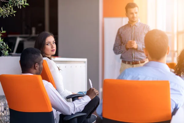 Reunión de negocios en una oficina moderna con jóvenes —  Fotos de Stock