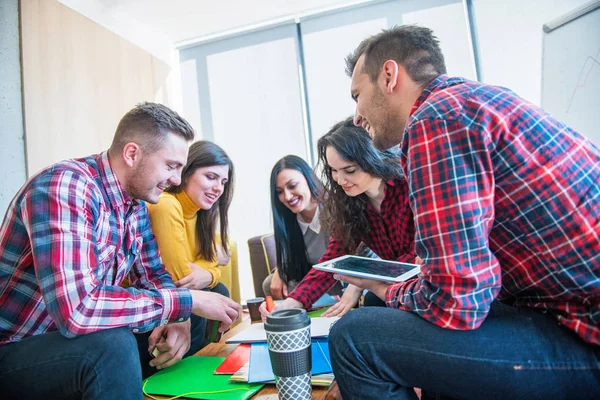 Diverso grupo de jóvenes que trabajan juntos Concepto — Foto de Stock