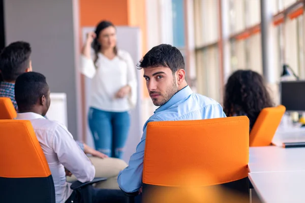 Reunión de negocios en una oficina moderna con jóvenes —  Fotos de Stock