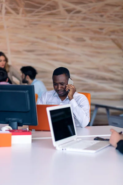 Glücklich lächelnd erfolgreicher afrikanisch-amerikanischer Geschäftsmann in einem modernen, hellen Startup-Büro drinnen — Stockfoto