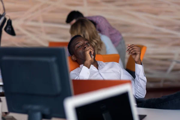 Felice sorridente uomo d'affari afroamericano di successo in un moderno ufficio startup luminoso al chiuso — Foto Stock
