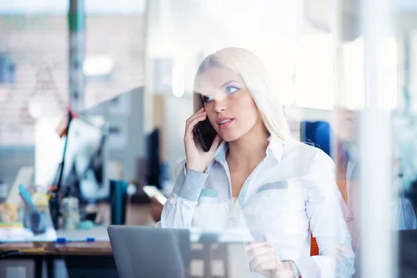 Бізнес-концепція - бізнес-леді розмовляє по телефону в офісі — стокове фото
