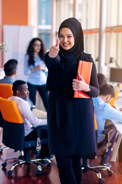 Femme d'affaires arabe travaillant en équipe avec ses collègues au bureau — Photo