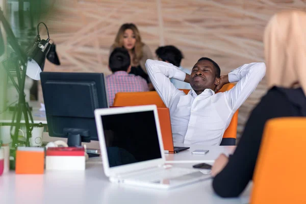 Ευτυχισμένος χαμογελώντας επιτυχημένος Αφρικανικός Αμερικανός επιχειρηματίας της σε ένα γραφείο μοντέρνα φωτεινά εκκίνησης σε εσωτερικούς χώρους — Φωτογραφία Αρχείου