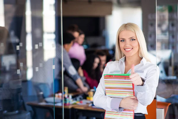 Lavoro di squadra di discussione. Ufficio open space e startup team brainstorming al nuovo progetto. Giovani donne con cartella di carta . — Foto Stock