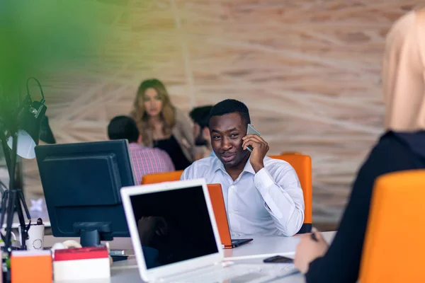 Glücklich lächelnd erfolgreicher afrikanisch-amerikanischer Geschäftsmann in einem modernen, hellen Startup-Büro drinnen — Stockfoto