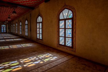 Kur'an-ı Kerim cami - namaz için açık