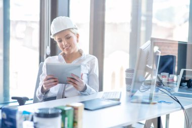 Kadın tasarımcı Mimarlar projede çalışan Office