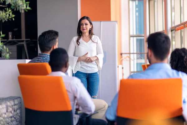 Reunión de negocios en una oficina moderna con jóvenes —  Fotos de Stock