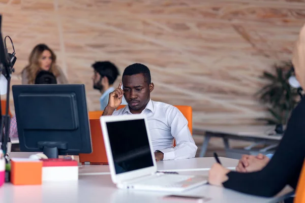 Feliz sonriente exitoso empresario afroamericano en una moderna oficina de inicio brillante en el interior — Foto de Stock