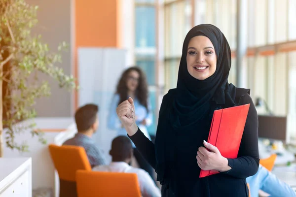 Femme d'affaires arabe travaillant en équipe avec ses collègues au bureau — Photo