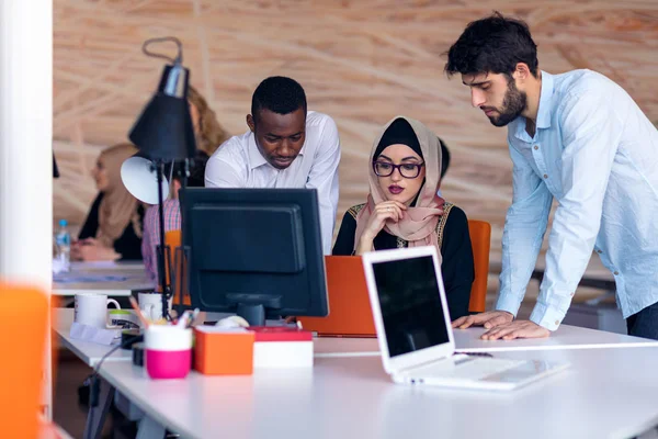 Multiethnic startup business team on meeting in modern bright office interior brainstorming, εργασία σε φορητό υπολογιστή και tablet — Φωτογραφία Αρχείου