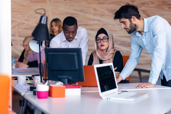 Multiethnic startup business team on meeting in modern bright office interior brainstorming, εργασία σε φορητό υπολογιστή και tablet — Φωτογραφία Αρχείου