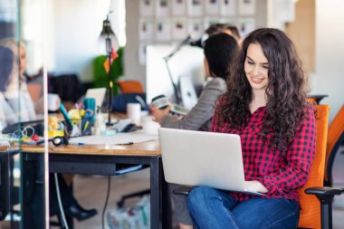 Yaratıcı iş takım çalışması zor rahat ofisinde birlikte