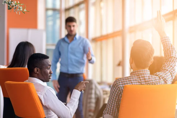 Jóvenes colegas levantando las manos en la reunión de negocios en la oficina —  Fotos de Stock