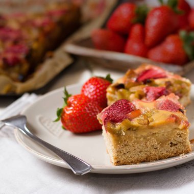 Taze yaz tatlı - çilekli pasta ravent ile hizmet veren