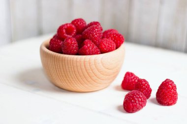 Ahududu ahşap kase. Taze organik sağlıklı serinletici ham vejetaryen snack