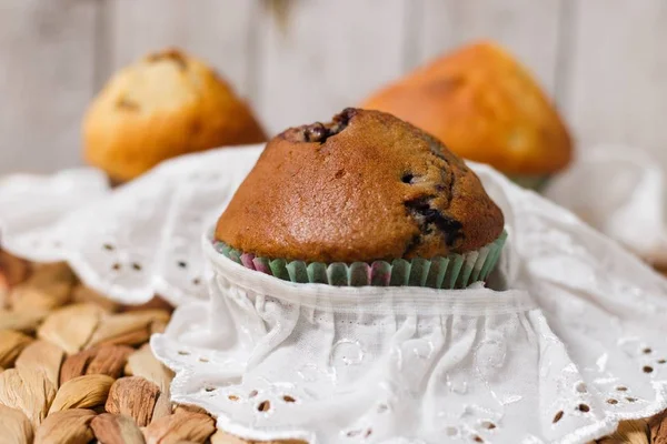 Pěkné Čerstvé Horké Lepek Zdarma Borůvkový Muffin Rustikálním Prostředí — Stock fotografie