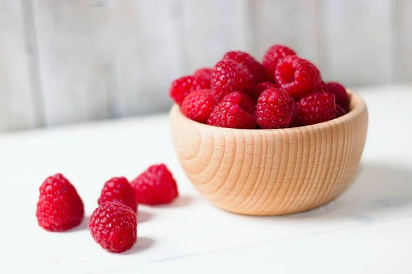 Bol Bois Plein Framboises Sur Table Jardin Blanche Avec Clôture — Photo