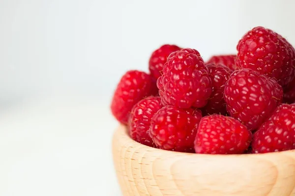 Détail Belles Framboises Dans Bol Bois Fruits Bol Sont Isolés — Photo