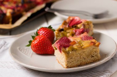 Ev yapımı gluten ücretsiz çilek ve ravent pasta hizmet