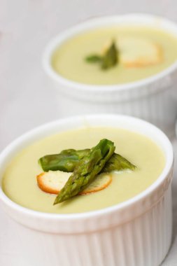 Kremalı kuşkonmaz çorbası ekmek ile chip beyaz Kupası