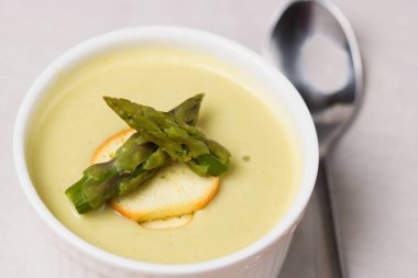 Kremalı kuşkonmaz çorbası ekmek ile chip beyaz Kupası